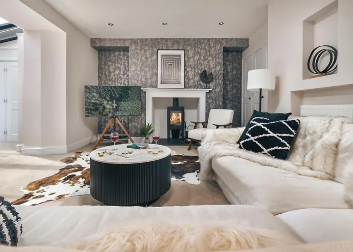 Rosemount Lake District Townhouse With Hot Tub