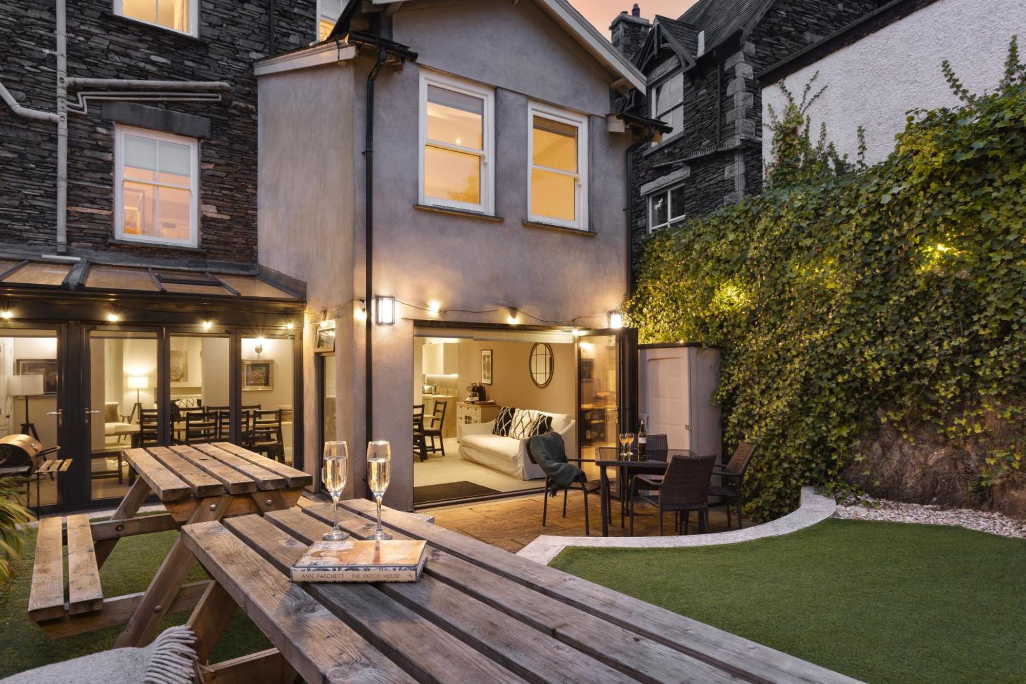 Rosemount District Townhouse With Hot Tub * Windermere